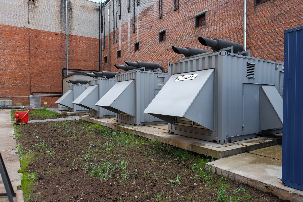 Дизель-генераторные установки (ДГУ) поддерживают жизнь в дата-центре в случае затяжной аварии или плановых работ в системе электроснабжения.